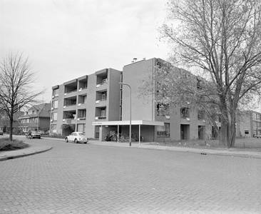 884654 Gezicht op het nieuwe appartementengebouw voor alleenstaanden en twee persoonshuishoudens, het Willem de ...